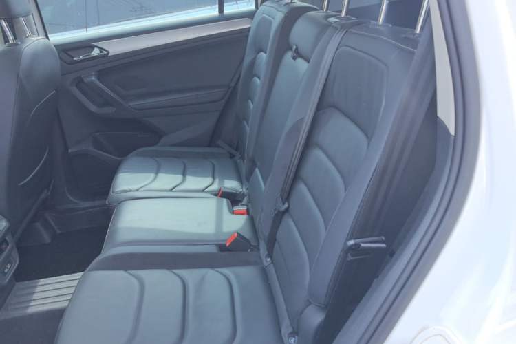 Used Volkswagen Tiguan L 2018 330TSI Automatic Two-Wheel Drive Luxury Edition Left Rear Seat