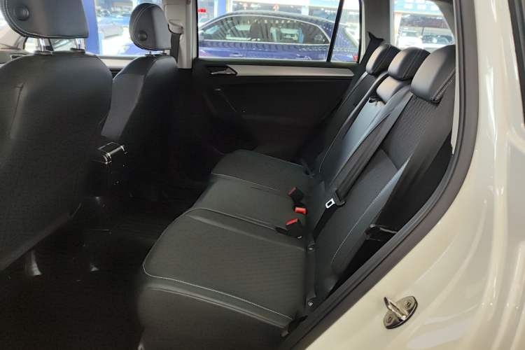 Used Volkswagen Tiguan L 2018 330TSI Automatic Two-Wheel Drive Luxury Edition Left Rear Seat