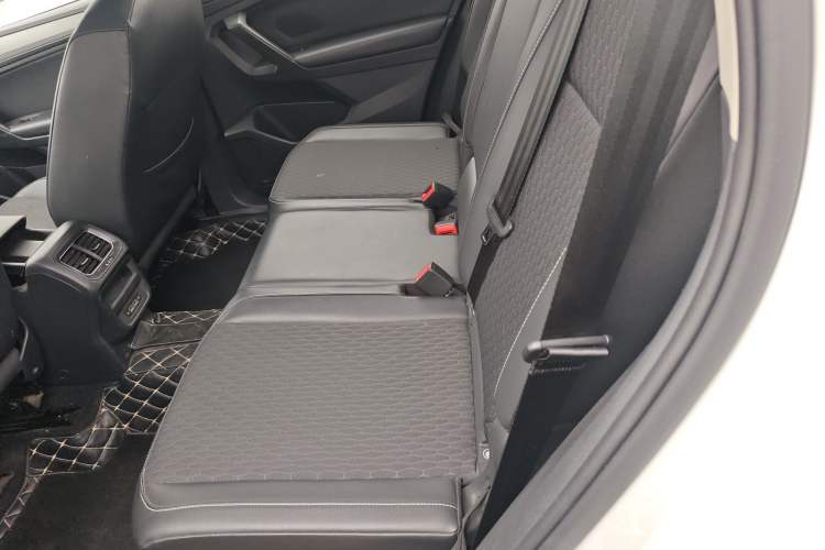 Used Volkswagen Tiguan L 2018 Revised Version 330TSI Automatic Two-Wheel Drive Trendy Edition Left Rear Seat