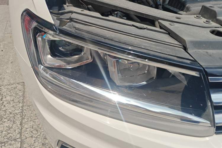 Used Volkswagen Tiguan L 2018 280TSI Automatic Two-Wheel Drive Comfort Edition Right Front Headlight