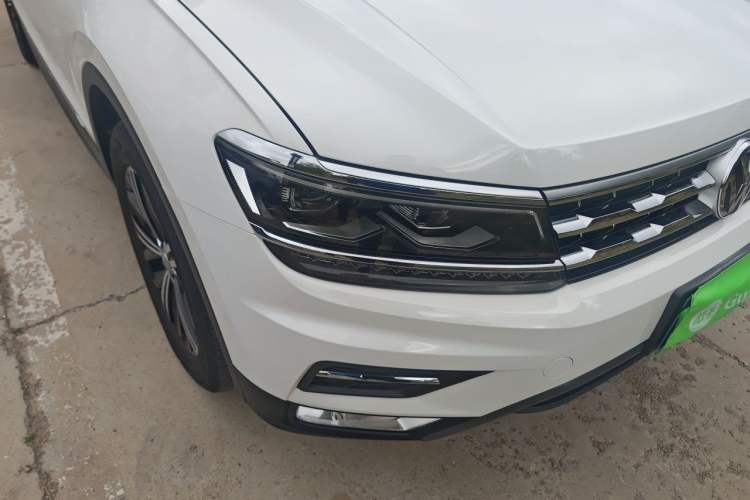 Used Volkswagen Tiguan L 2018 380TSI Automatic All-Wheel Drive Luxury Edition Right Front Headlight