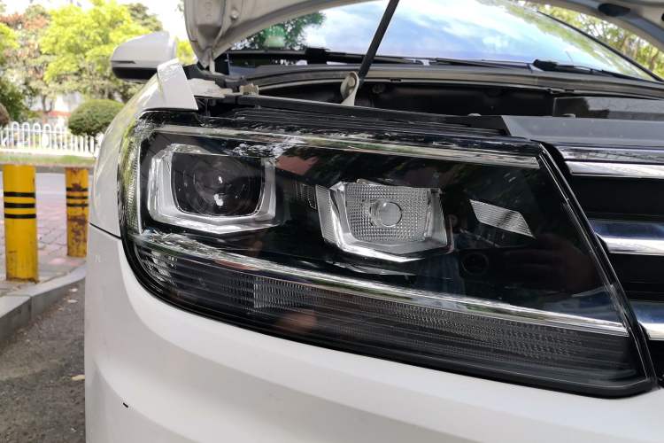 Used Volkswagen Tiguan L 2018 Facelift 330TSI Automatic Two-Wheel Drive Luxury Edition Right Front Headlight