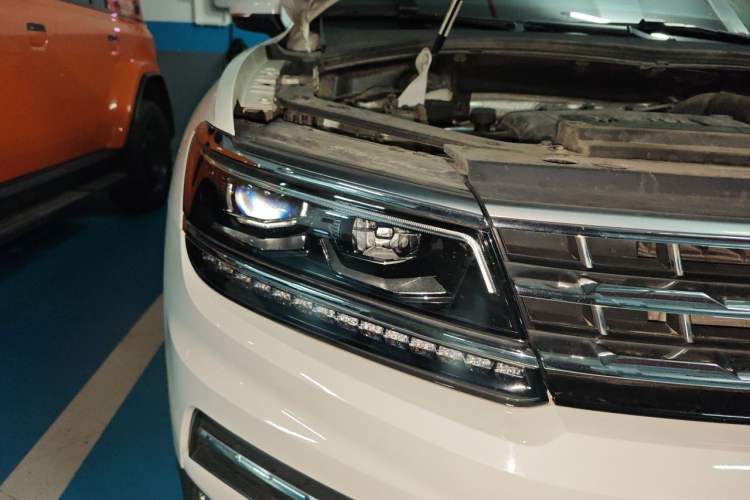 Used Volkswagen Tiguan L 2018 380TSI Automatic All-Wheel Drive Luxury Edition Right Front Headlight