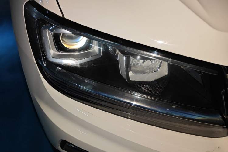 Used Volkswagen Tiguan L 2018 Facelift 330TSI Automatic Two-Wheel Drive Luxury Edition Right Front Headlight