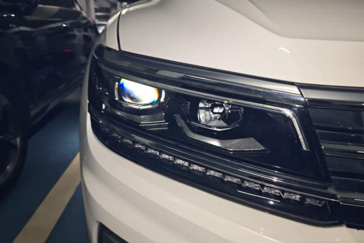 Used Volkswagen Tiguan L 2018 380TSI Automatic All-Wheel Drive Luxury Edition Right Front Headlight