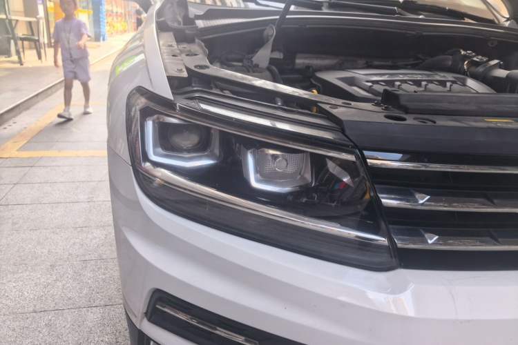 Used Volkswagen Tiguan L 2018 Facelift 330TSI Automatic Two-Wheel Drive Luxury Edition Right Front Headlight