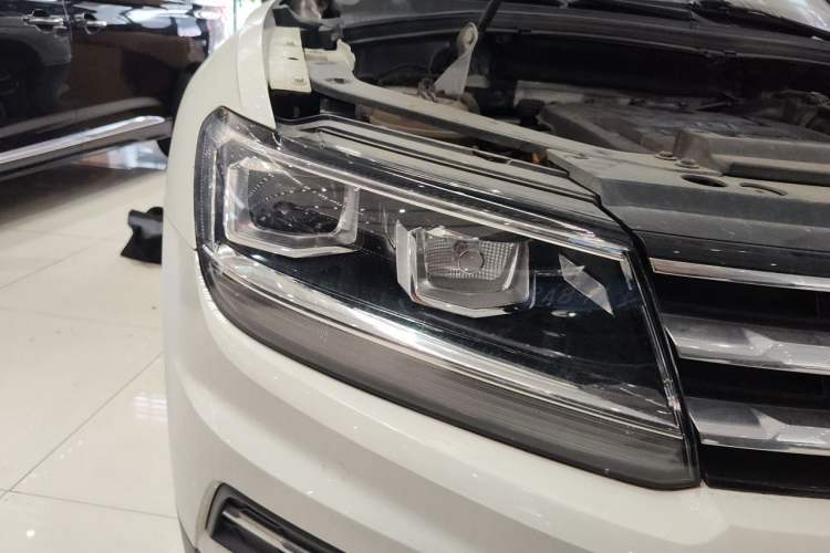 Used Volkswagen Tiguan L 2018 330TSI Automatic Two-Wheel Drive Luxury Edition Right Front Headlight
