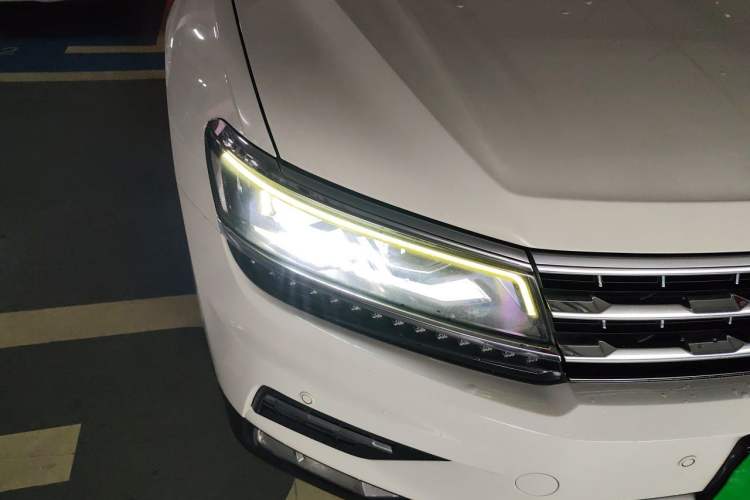 Used Volkswagen Tiguan L 2018 380TSI Automatic All-Wheel Drive Luxury Edition Right Front Headlight