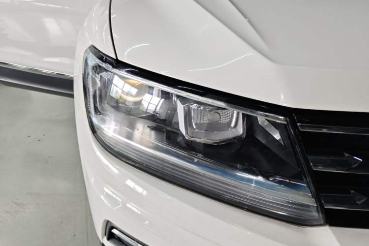 Used Volkswagen Tiguan L 2018 Facelift 330TSI Automatic Two-Wheel Drive Luxury Edition Right Front Headlight