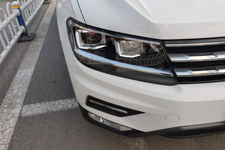 Used Volkswagen Tiguan L 2018 Facelift 330TSI Automatic Two-Wheel Drive Luxury Edition Right Front Headlight