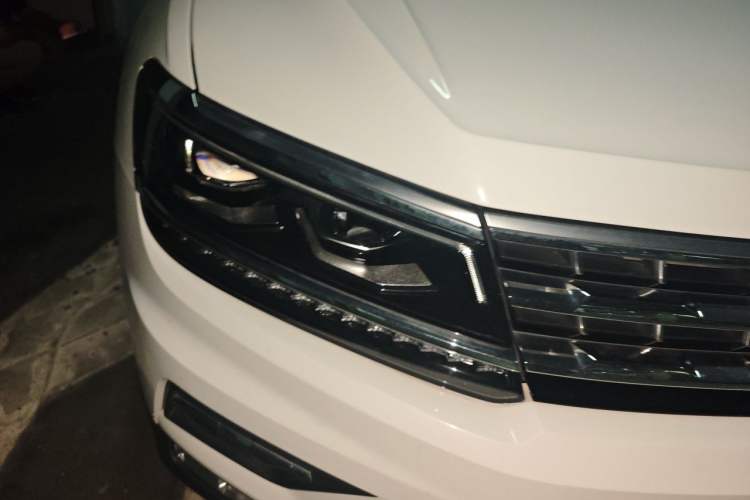 Used Volkswagen Tiguan L 2018 380TSI Automatic All-Wheel Drive Luxury Edition Right Front Headlight