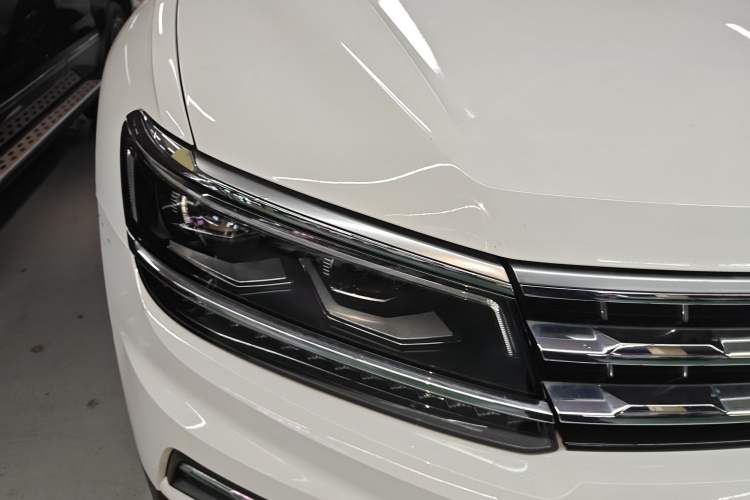 Used Volkswagen Tiguan L 2018 380TSI Automatic All-Wheel Drive Luxury Edition Right Front Headlight