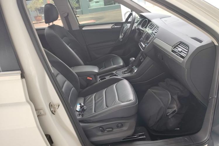Used Volkswagen Tiguan L 2018 330TSI Automatic Two-Wheel Drive Luxury Edition Right Front Seat