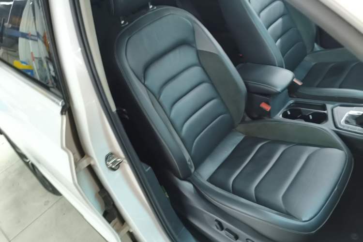 Used Volkswagen Tiguan L 2018 330TSI Automatic Two-Wheel Drive Luxury Edition Right Front Seat