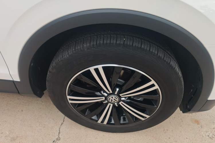 Used Volkswagen Tiguan L 2018 380TSI Automatic All-Wheel Drive Luxury Edition Right Front Wheel Hub