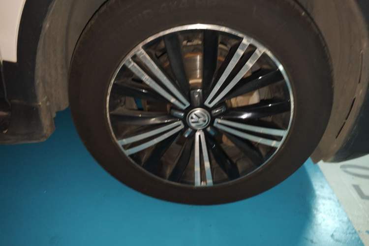 Used Volkswagen Tiguan L 2018 380TSI Automatic All-Wheel Drive Luxury Edition Right Front Wheel Hub
