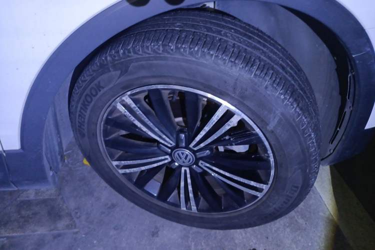 Used Volkswagen Tiguan L 2018 380TSI Automatic All-Wheel Drive Luxury Edition Right Front Wheel Hub