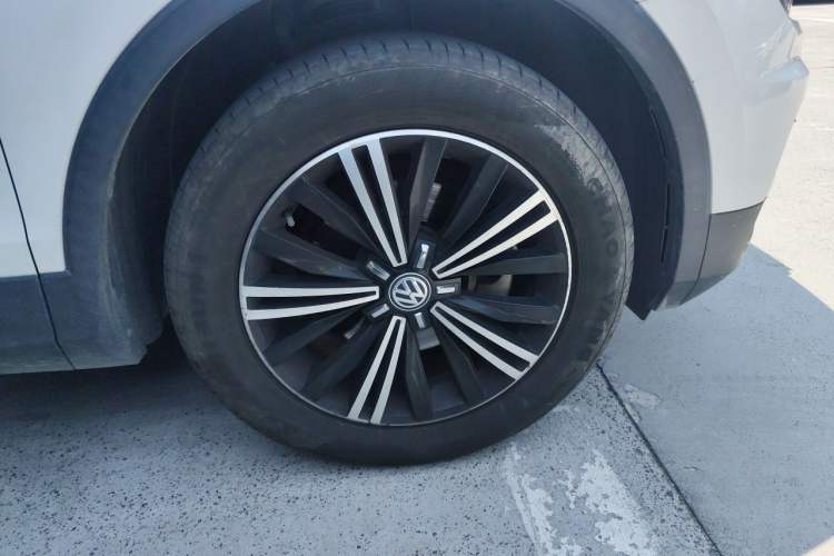 Used Volkswagen Tiguan L 2018 Revised Version 330TSI Automatic Two-Wheel Drive Trendy Edition Right Front Wheel Hub