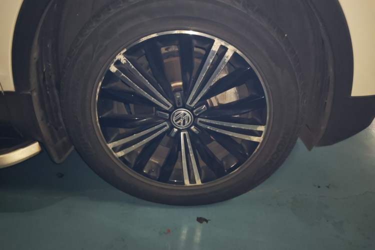 Used Volkswagen Tiguan L 2018 380TSI Automatic All-Wheel Drive Luxury Edition Right Front Wheel Hub