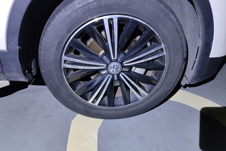 Used Volkswagen Tiguan L 2018 380TSI Automatic All-Wheel Drive Luxury Edition Right Front Wheel Hub