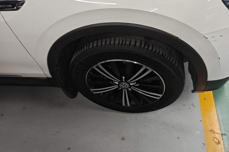 Used Volkswagen Tiguan L 2018 380TSI Automatic All-Wheel Drive Luxury Edition Right Front Wheel Hub