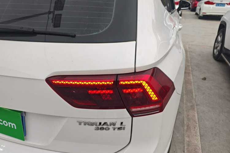 Used Volkswagen Tiguan L 2018 380TSI Automatic All-Wheel Drive Luxury Edition Right Rear Taillight