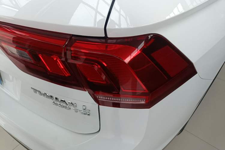 Used Volkswagen Tiguan L 2018 Revised Version 330TSI Automatic Two-Wheel Drive Comfort Edition Right Rear Taillight