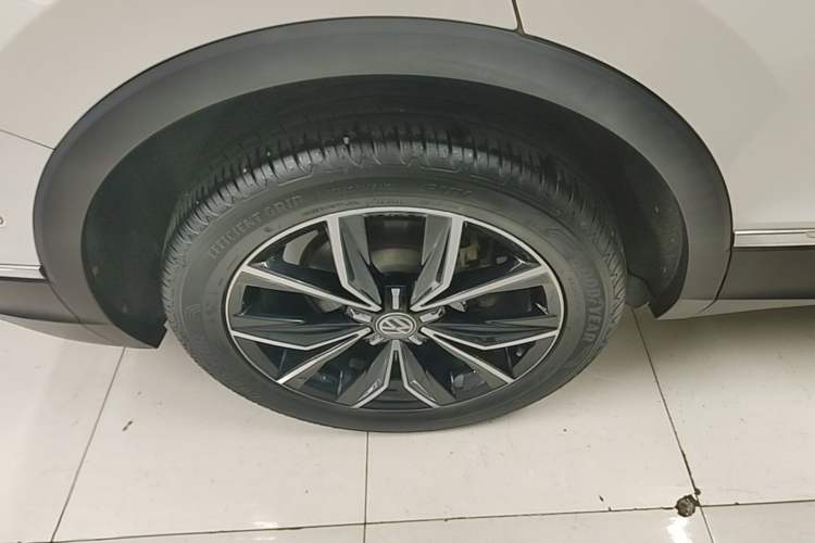 Used Volkswagen Tiguan L 2018 Revised Version 380TSI Automatic All-Wheel Drive Flagship Edition Right Rear Wheel Hub