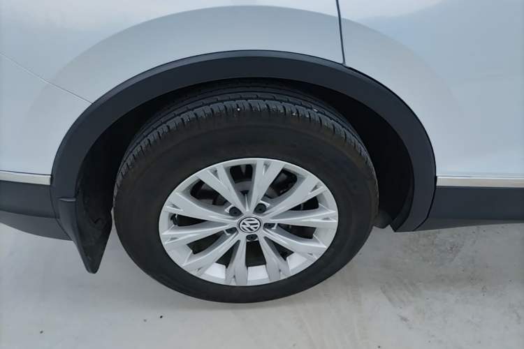 Used Volkswagen Tiguan L 2018 Revised Version 330TSI Automatic Two-Wheel Drive Trendy Edition Right Rear Wheel Hub