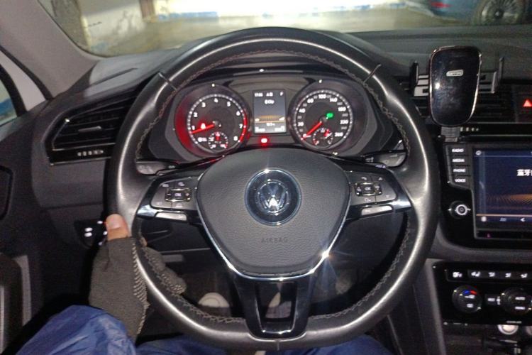 Used Volkswagen Tiguan L 2018 380TSI Automatic All-Wheel Drive Luxury Edition Steering Wheel