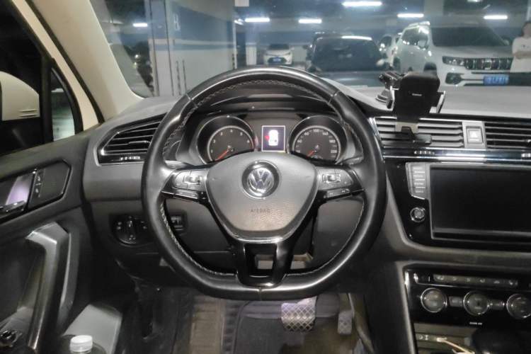 Used Volkswagen Tiguan L 2018 Facelift 330TSI Automatic Two-Wheel Drive Luxury Edition Steering Wheel