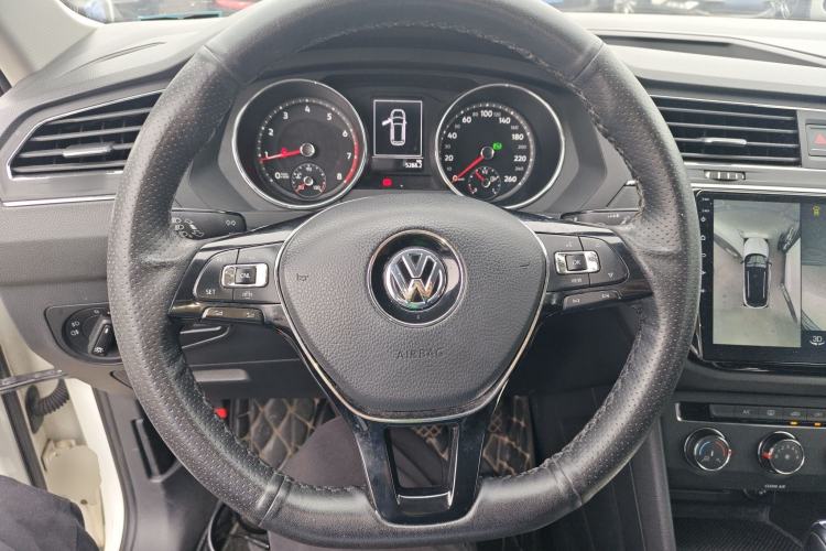 Used Volkswagen Tiguan L 2018 Revised Version 330TSI Automatic Two-Wheel Drive Trendy Edition Steering Wheel