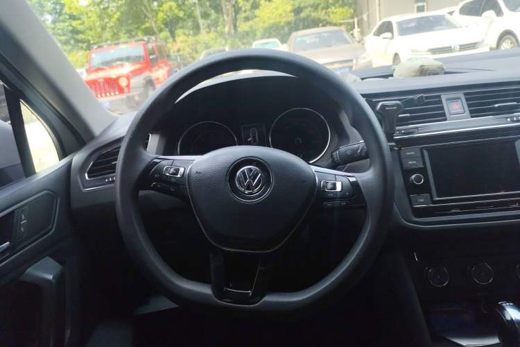 Used Volkswagen Tiguan L 2018 Revised Version 330TSI Automatic Two-Wheel Drive Trendy Edition Steering Wheel
