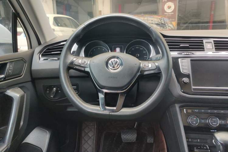 Used Volkswagen Tiguan L 2018 330TSI Automatic Two-Wheel Drive Luxury Edition Steering Wheel