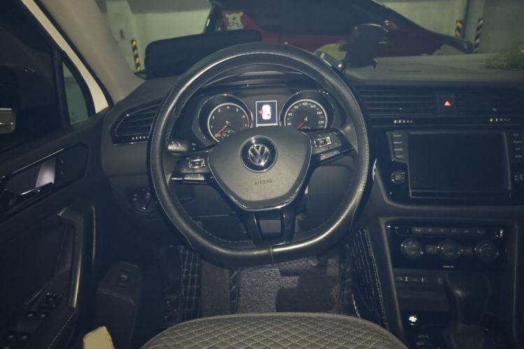 Used Volkswagen Tiguan L 2018 380TSI Automatic All-Wheel Drive Luxury Edition Steering Wheel