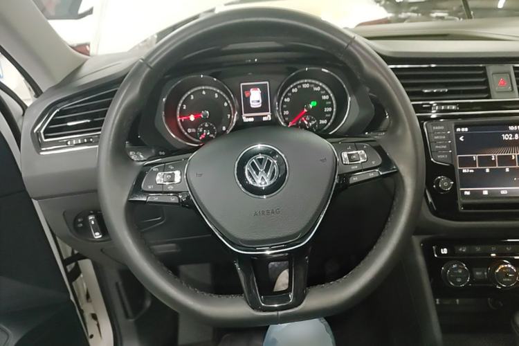 Used Volkswagen Tiguan L 2018 Revised Version 380TSI Automatic All-Wheel Drive Flagship Edition Steering Wheel