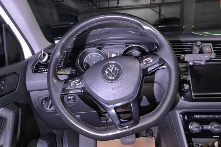 Used Volkswagen Tiguan L 2018 330TSI Automatic Two-Wheel Drive Luxury Edition Steering Wheel