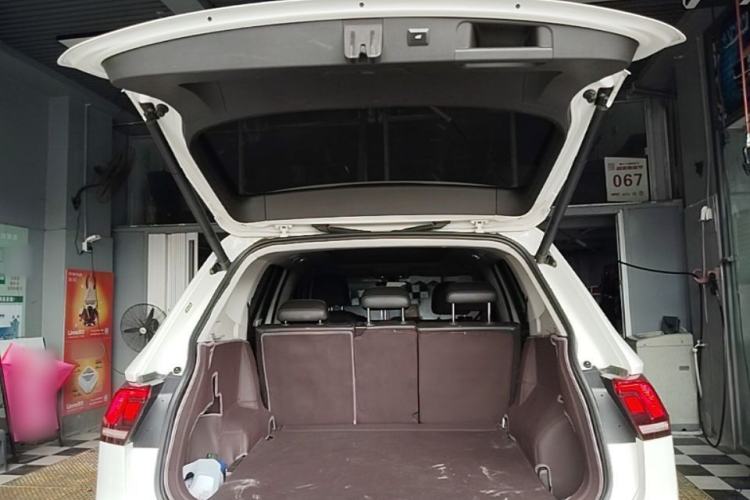 Used Volkswagen Tiguan L 2018 330TSI Automatic Two-Wheel Drive Luxury Edition Trunk