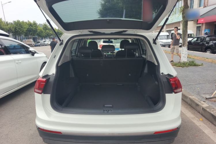 Used Volkswagen Tiguan L 2018 Facelift 330TSI Automatic Two-Wheel Drive Luxury Edition Trunk