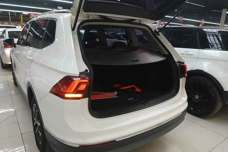 Used Volkswagen Tiguan L 2018 330TSI Automatic Two-Wheel Drive Luxury Edition Trunk