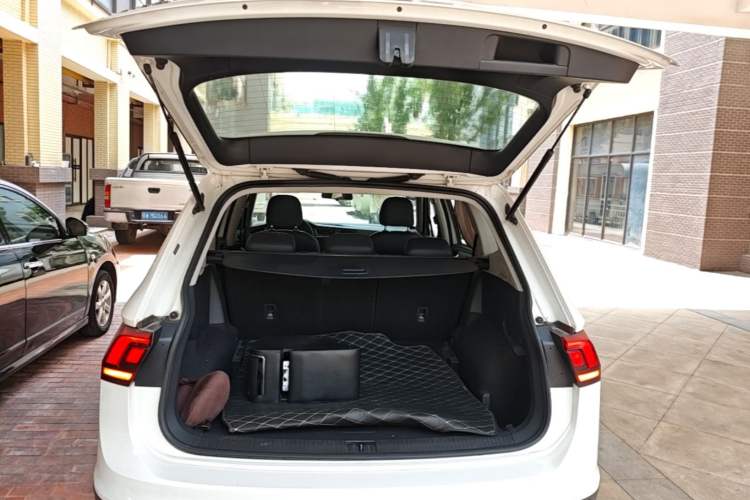 Used Volkswagen Tiguan L 2018 330TSI Automatic Two-Wheel Drive Luxury Edition Trunk