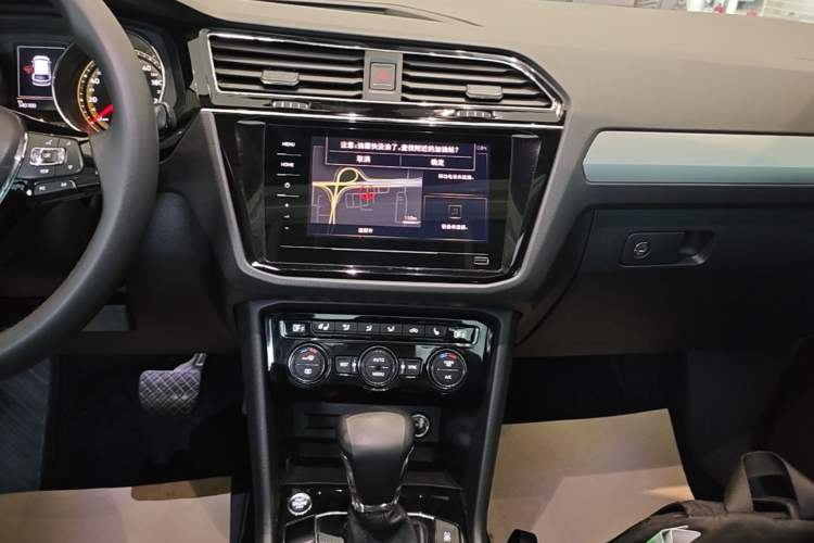 Used Volkswagen Tiguan L 2019 Revised 330TSI Automatic Two-Wheel Drive Smart & Luxury Edition China VI Standard Audio And AC Panel
