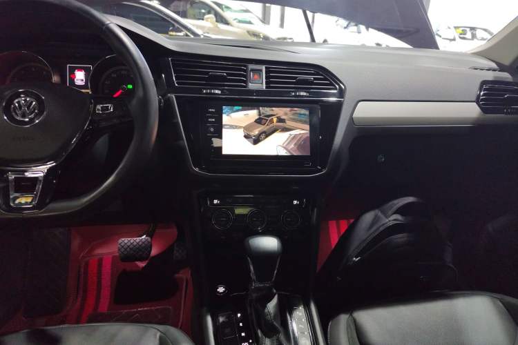 Used Volkswagen Tiguan L 2019 380TSI Automatic All-Wheel Drive Luxury Edition with 7 Seats China VI Standard Audio And AC Panel