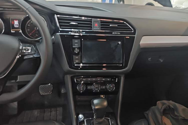 Used Volkswagen Tiguan L 2019 330TSI Automatic Two-Wheel Drive Smart Luxury Version China V Emission Standard Audio And AC Panel