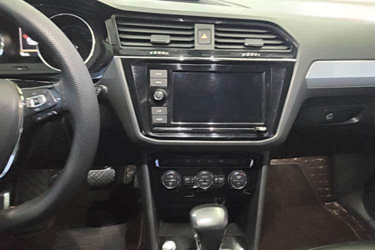 Used Volkswagen Tiguan L 2019 330TSI Automatic Two-Wheel Drive Panoramic Comfort Edition China V Standard Audio And AC Panel