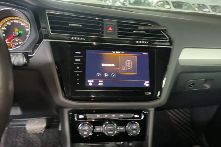 Used Volkswagen Tiguan L 2019 Updated Version 330TSI Automatic Two-Wheel Drive Panoramic Comfort Edition China VI Standard Audio And AC Panel