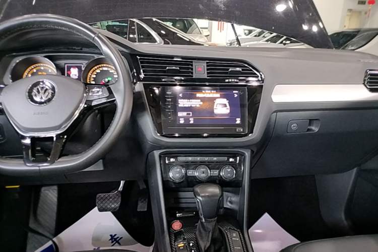 Used Volkswagen Tiguan L 2019 Updated Version 330TSI Automatic Two-Wheel Drive Panoramic Comfort Edition China VI Standard Audio And AC Panel
