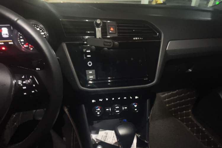 Used Volkswagen Tiguan L 2019 330TSI Automatic Two-Wheel Drive Smart Luxury Version China V Emission Standard Audio And AC Panel