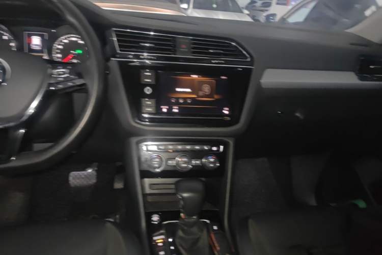 Used Volkswagen Tiguan L 2019 330TSI Automatic Two-Wheel Drive Smart Luxury Version China VI Standard Audio And AC Panel