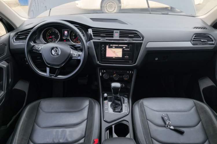 Used Volkswagen Tiguan L 2019 Updated Version 330TSI Automatic Two-Wheel Drive Panoramic Comfort Edition China VI Standard Center Console